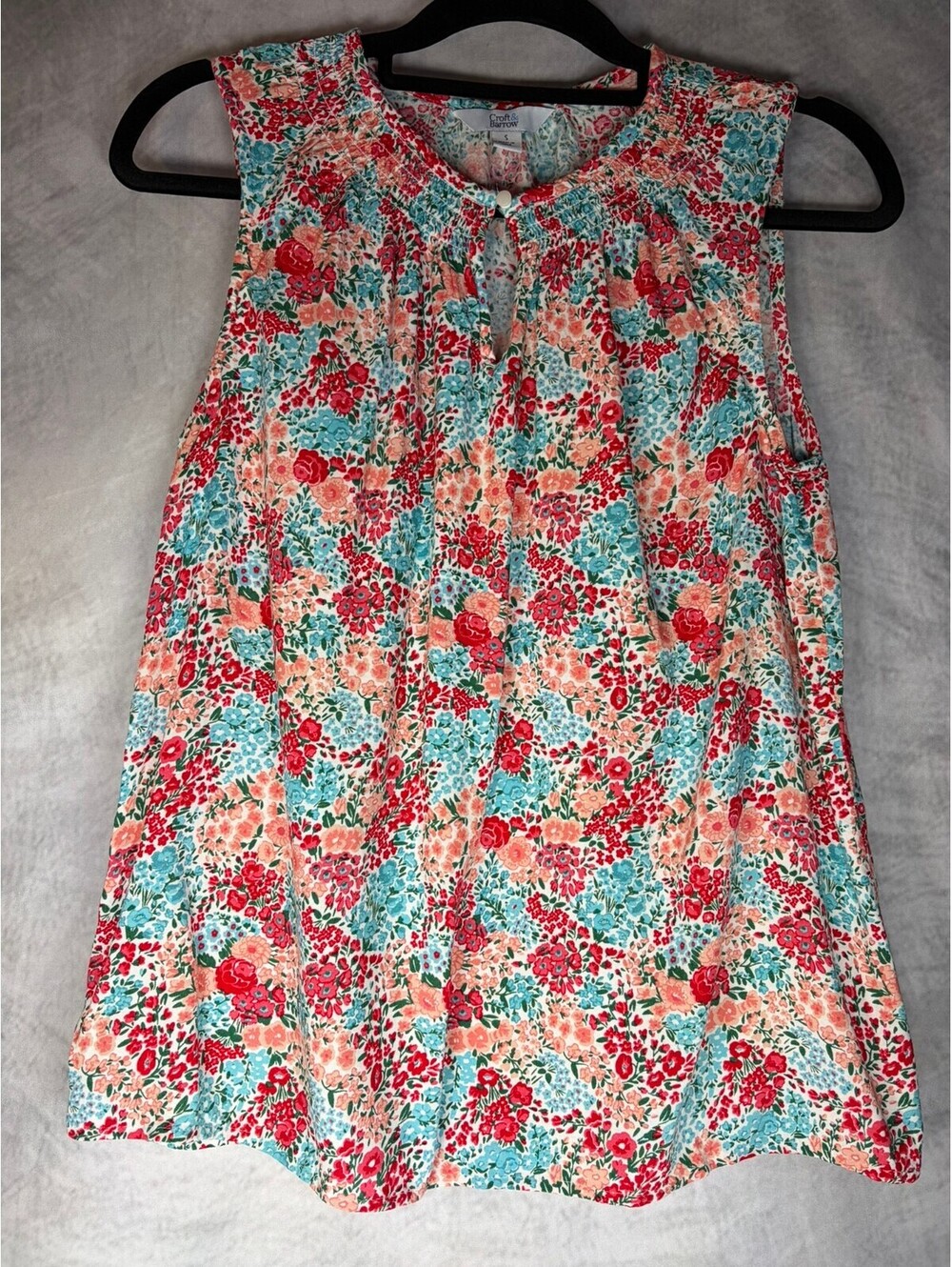 Croft & Barrow Women's Sleeveless Floral Blouse Size Small Red Blue Keyhole Neck